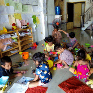 Enfants jouant au centre social