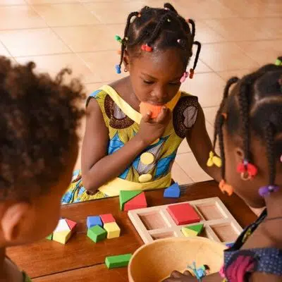 Au Burkina Faso, l’artisanat au coeur des jeux et jouets Biibop