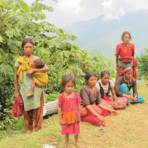 Groupe de filles et femmes Chepang en montagne au Népal