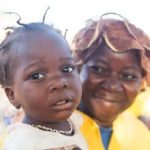 Une femme et un bébé au Burkina Faso