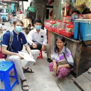 Famille et chef de projet PE&D dans bidonville de Phnom Penh