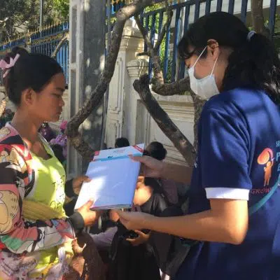 Cambodia: Distribution of books in the precarious districts of Phnom Penh