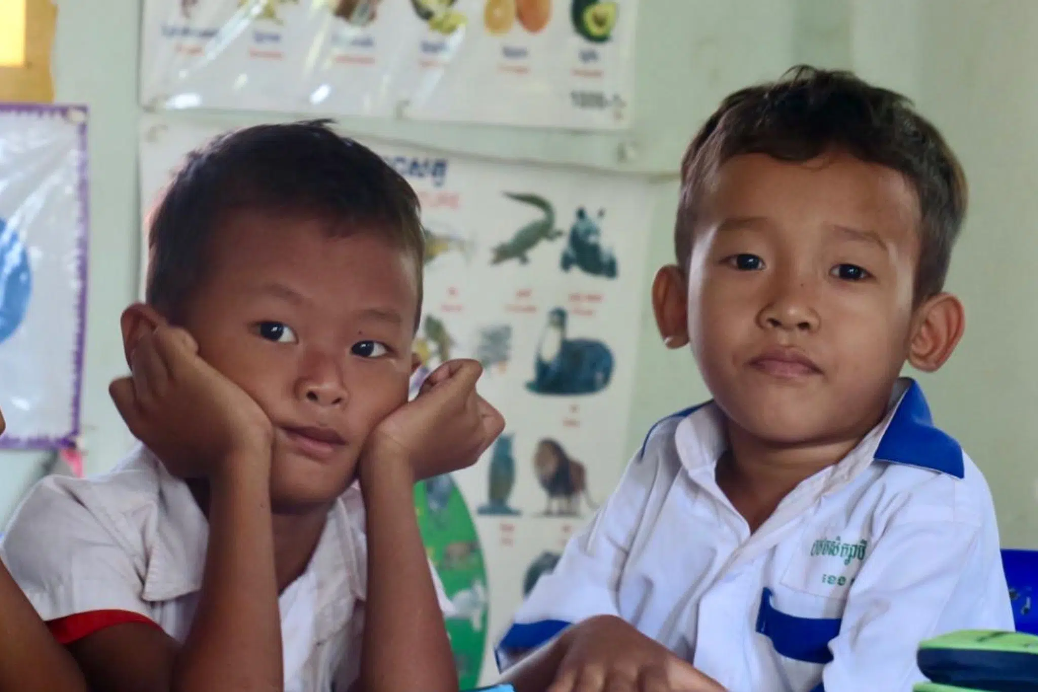 2 petits garçons en classe au Cambodge