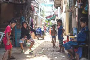 Enfants qui jouent dans les bidonvilles de Phnom Penh