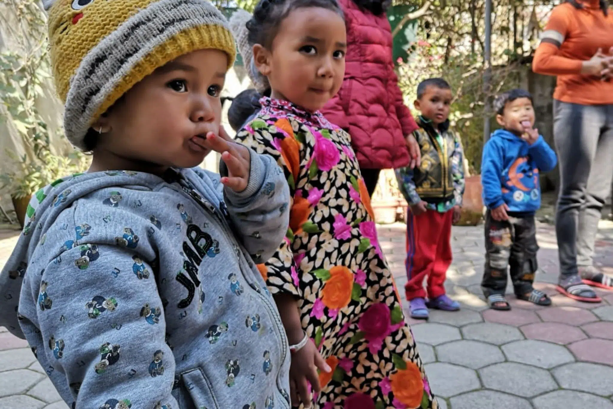 Des petits à l'école maternelle au Népal