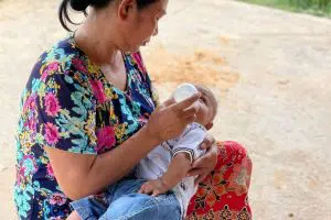 Une mère nourrit son bébé au Cambodge