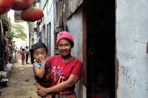 Femme et son enfant dans un quartier précaire de Phnom Penh