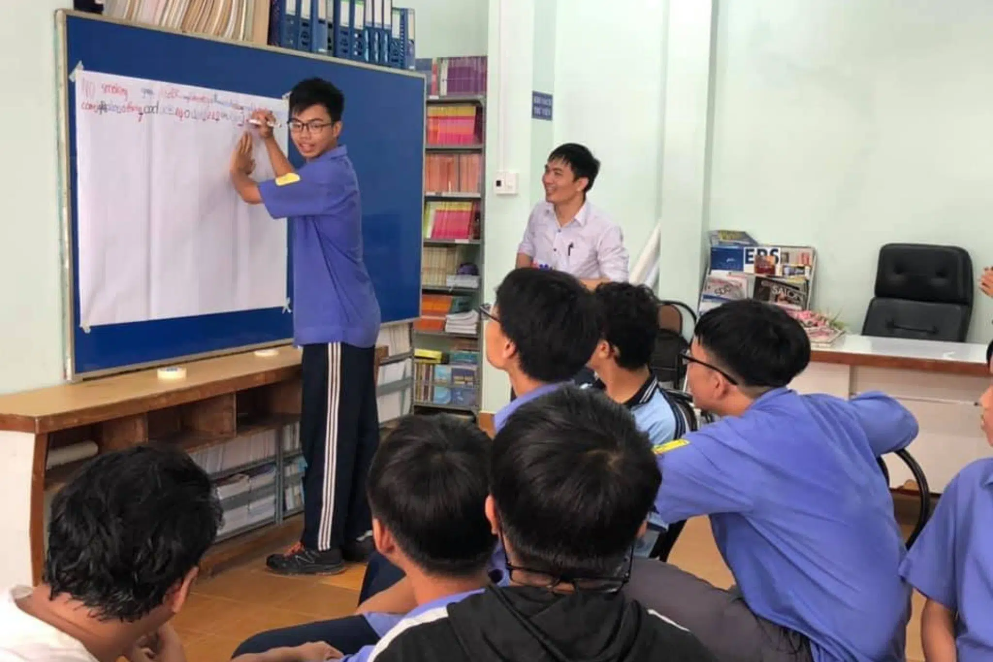 Enfants qui jouent dans les bidonvilles de Phnom Penh