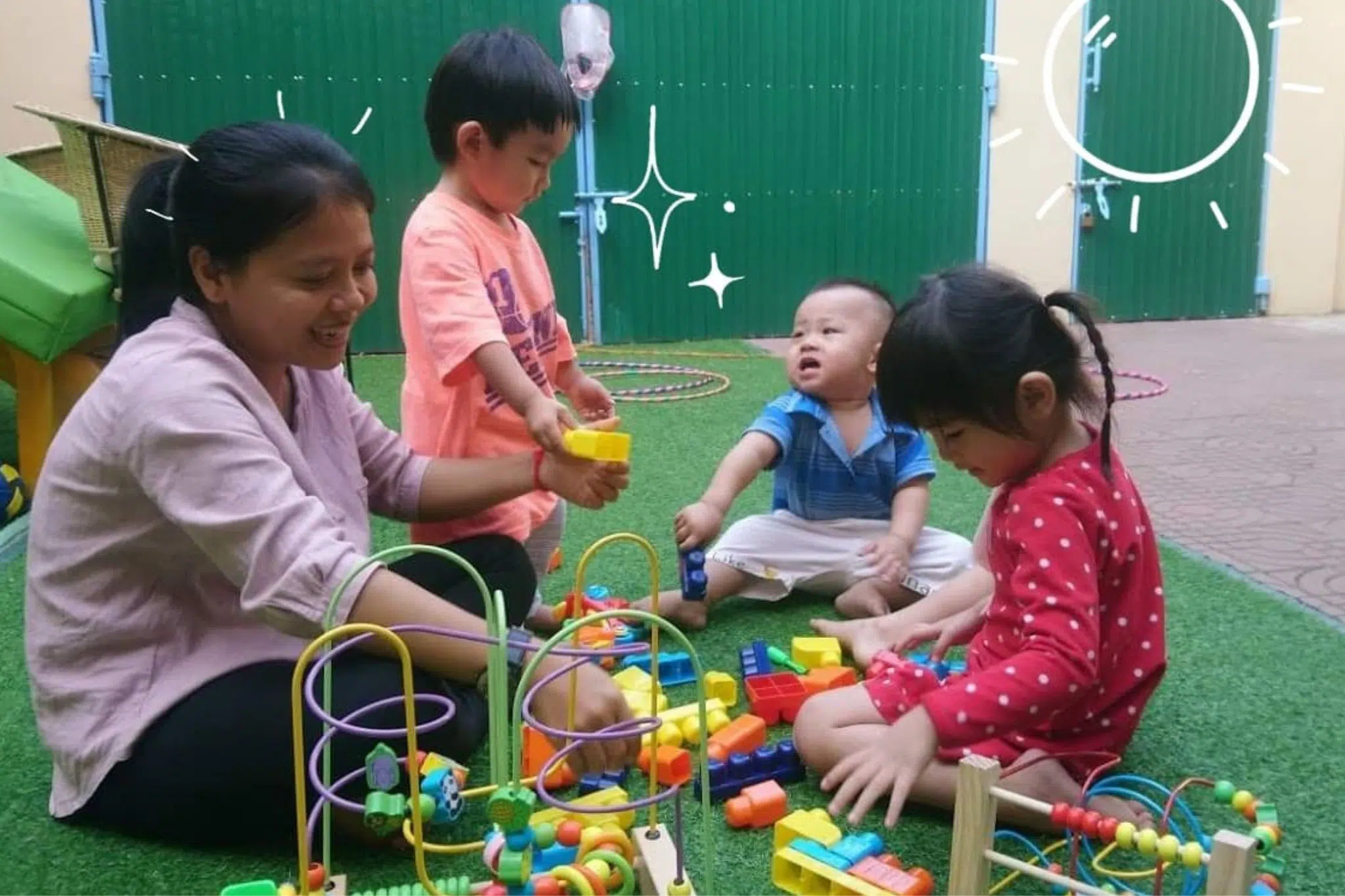 La directrice de la crèche Kidora joue avec des enfants cambodgiens