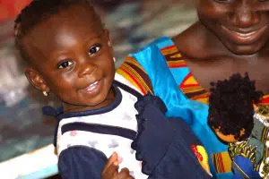 Petite fille avec une poupée BiiBop au Burkina Faso