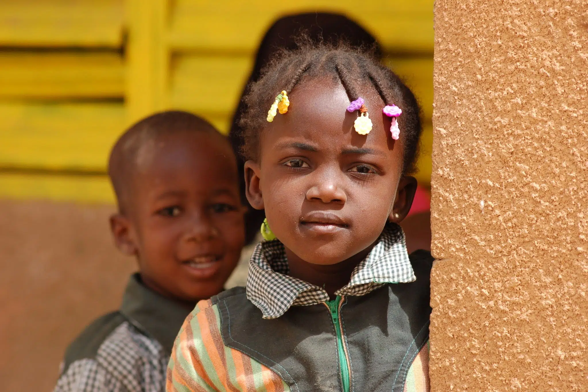 Petite fille à l'école de Dar Salaam au Burkina Faso