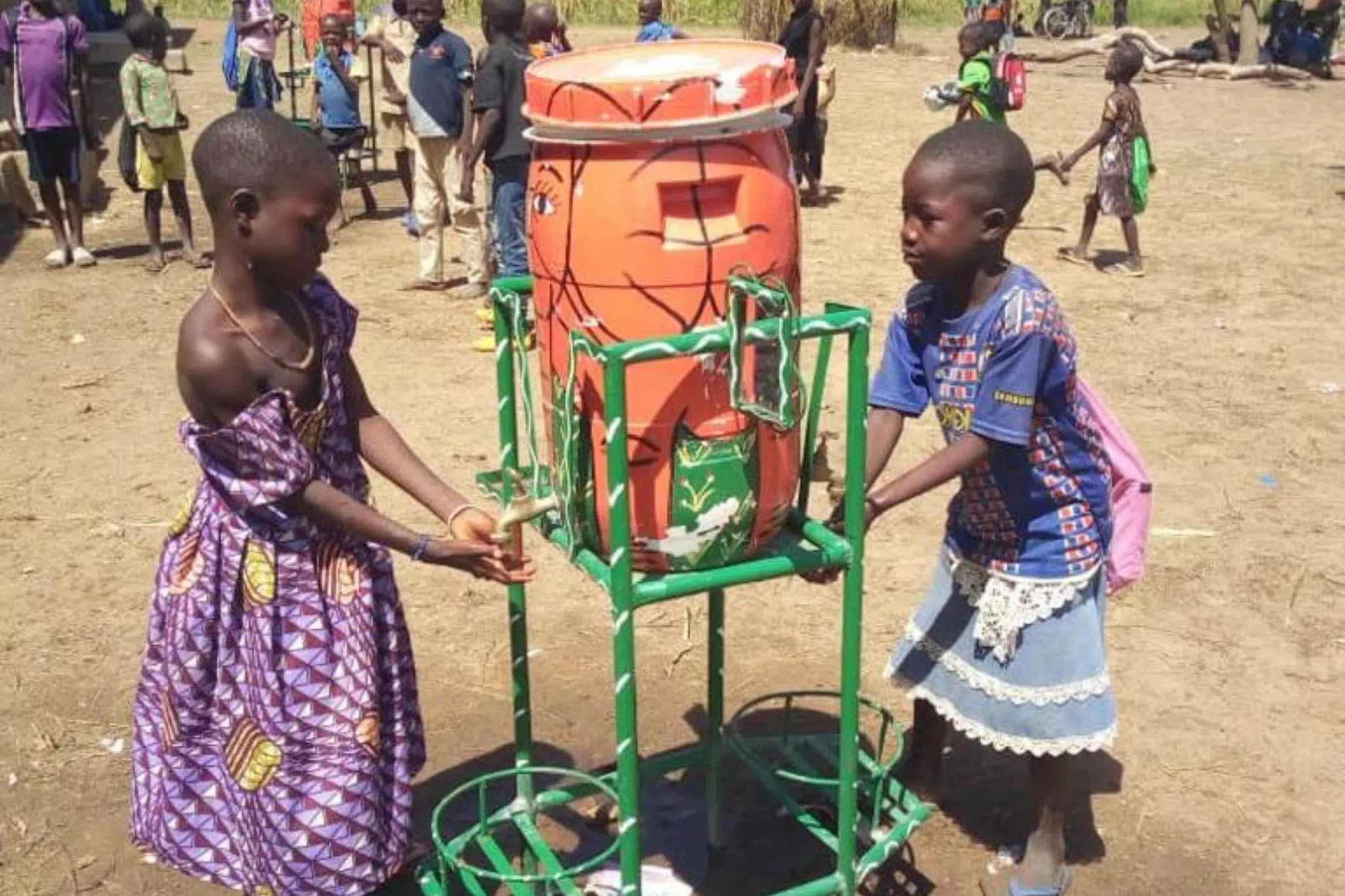 Enfants qui se lavent les mains à l'école au Burkina Faso