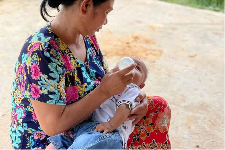 Woman and her child in a precarious district of Phnom Penh