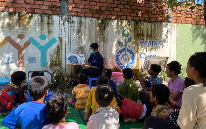 Animation lecture pour enfants des bidonvilles de Phnom Penh