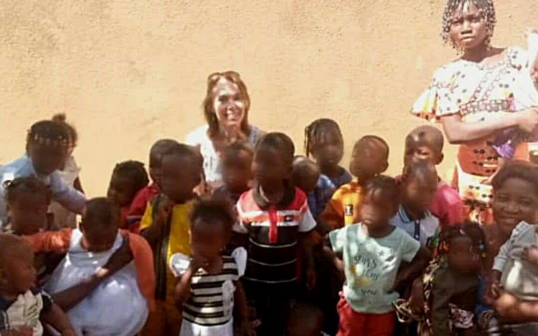 Une assistante maternelle au Burkina Faso