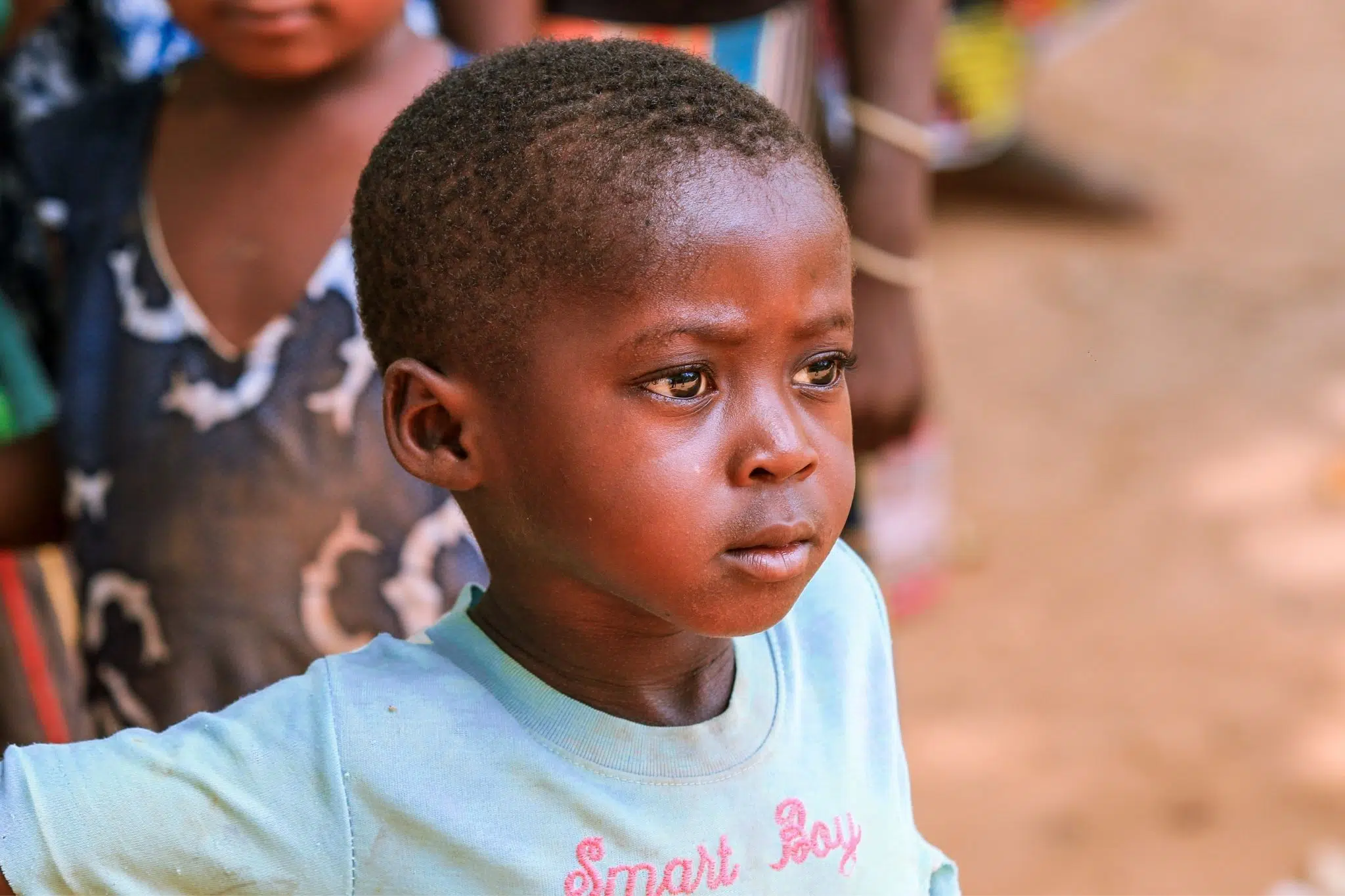 Petite fille à l'école de Dar Salaam au Burkina Faso