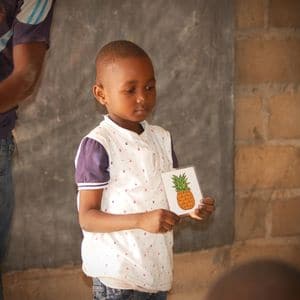 Imagier présenté par un petit garçon en classe