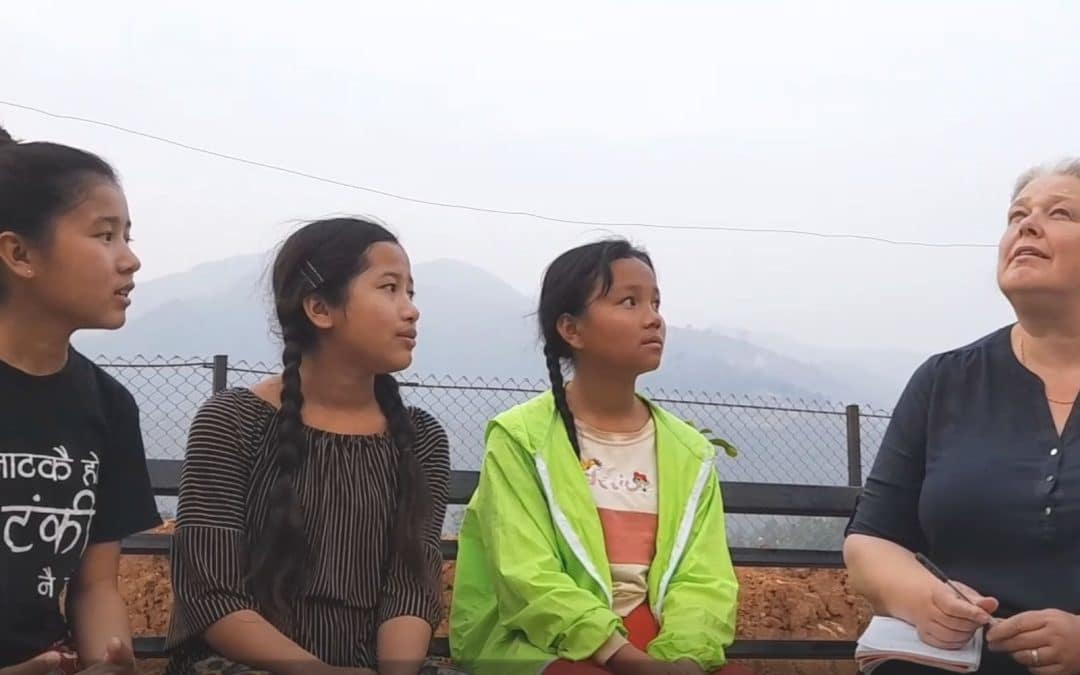 3 jeunes filles Chepang se confient à notre Directrice Maya