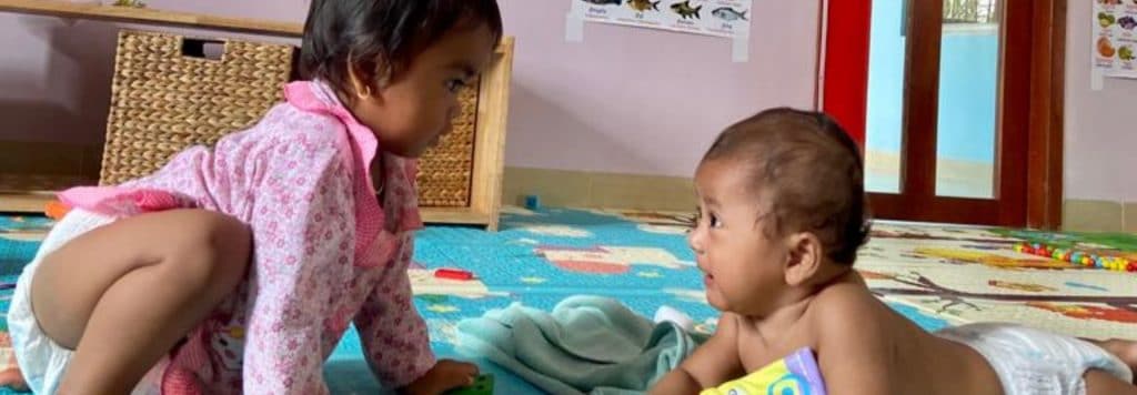 2 enfants dans une crèche au Cambodge