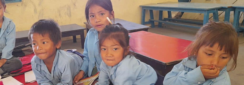 Photo d'enfants en classe au Népal en 2022