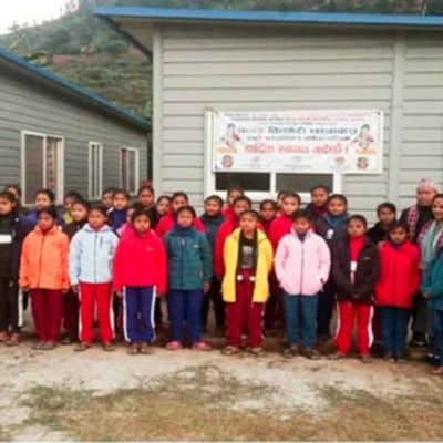 Distribution de vêtements chauds aux adolescentes Chepang au Népal