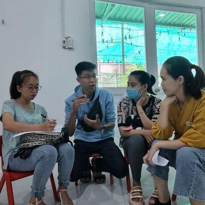 Vietnamese parents discuss their children's education