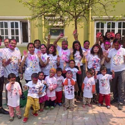 Enfants de la maternelle de l'Espoir lors du festival Holi en 2021