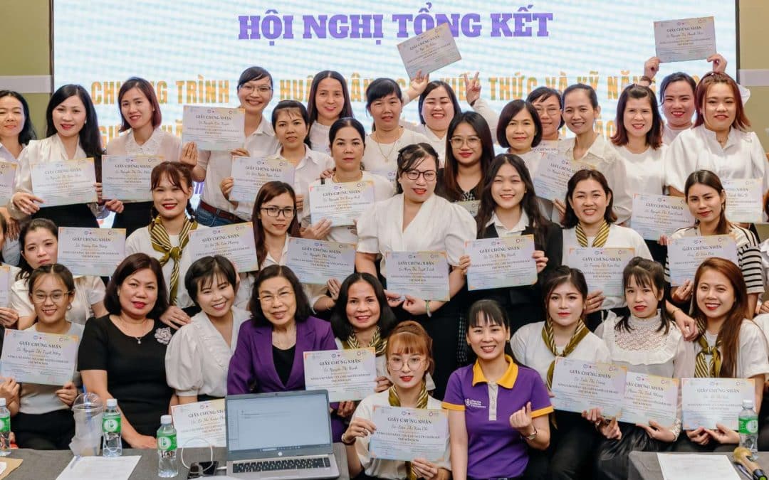 Cérémonie de remise de diplômes aux assistantes maternelles au Vietnam en mai 2023