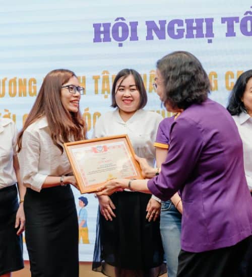 Remise de diplome à une assistante maternelle au Vietnam