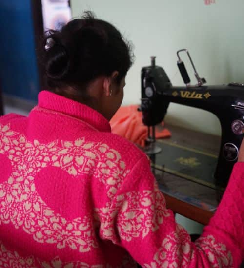 Une femme en formation couture avec le centre social