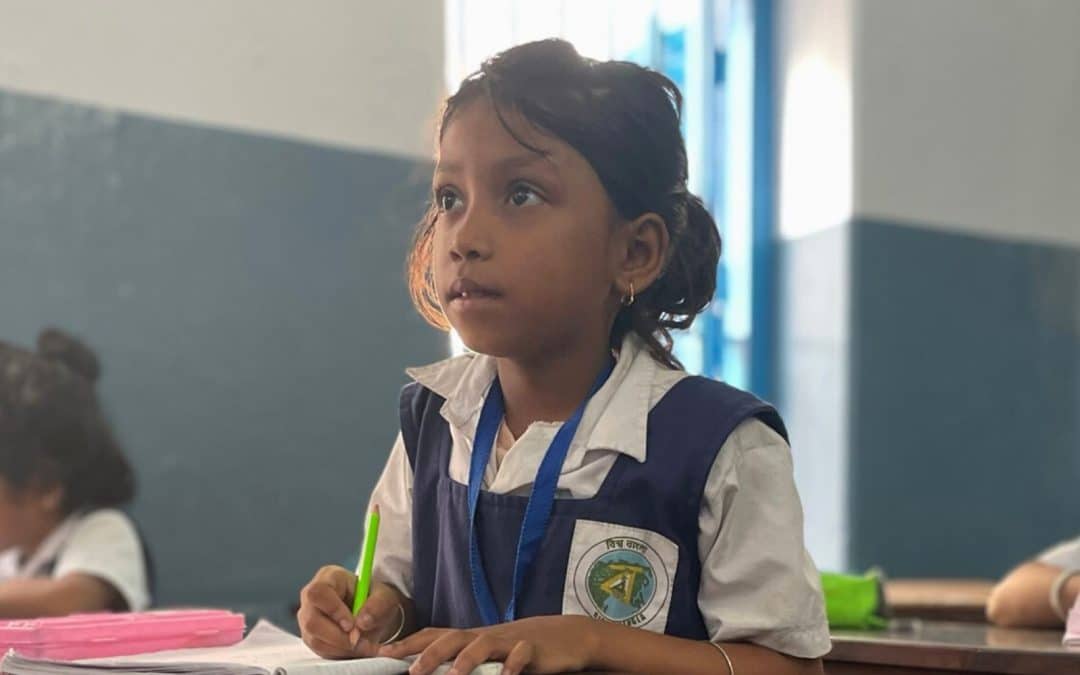 Une petite fille à l'école en Inde