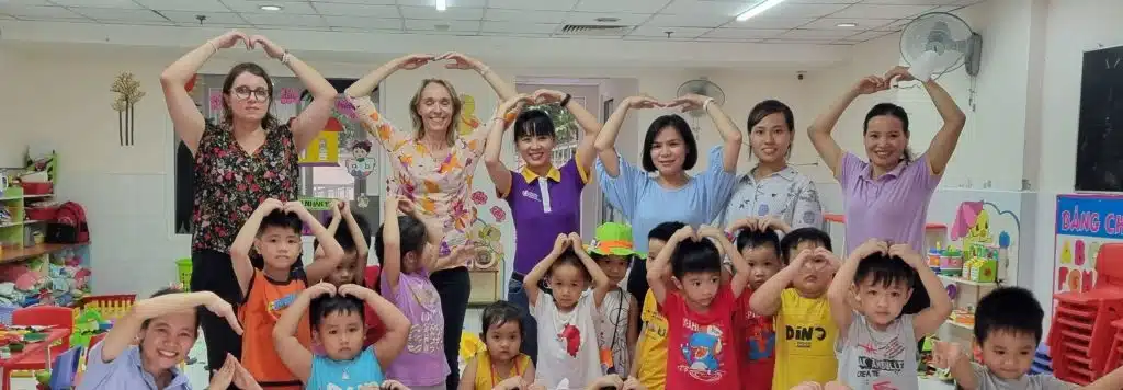 Thuy Phan Doan, avec un groupe de femmes et d'enfants au Vietnam