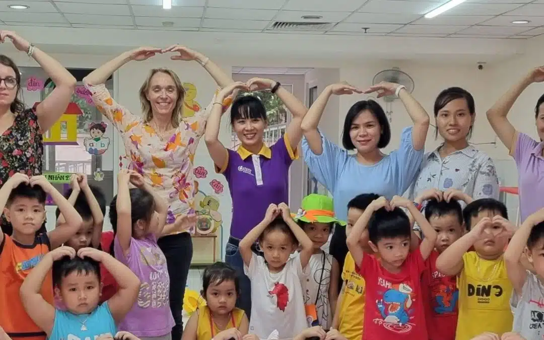 Thuy Phan Doan, avec un groupe de femmes et d'enfants au Vietnam