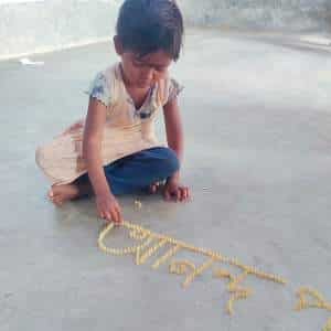 Petite fille qui joue dans la cours en Inde