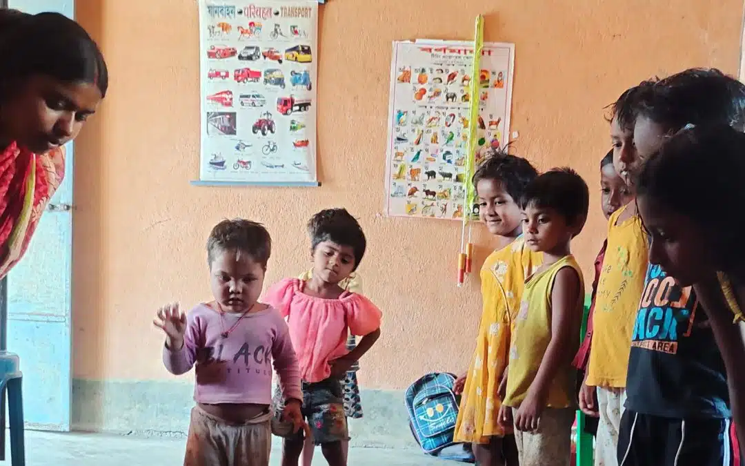 Une institutrice avec des jeunes enfants dans un centre Anganwadi en Inde