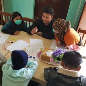 Balaram avec un groupe d'enfants