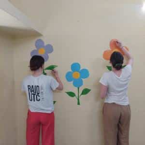 Decorating walls with colorful flowers