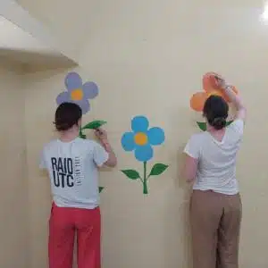 Décoration des murs avec des fleurs colorées