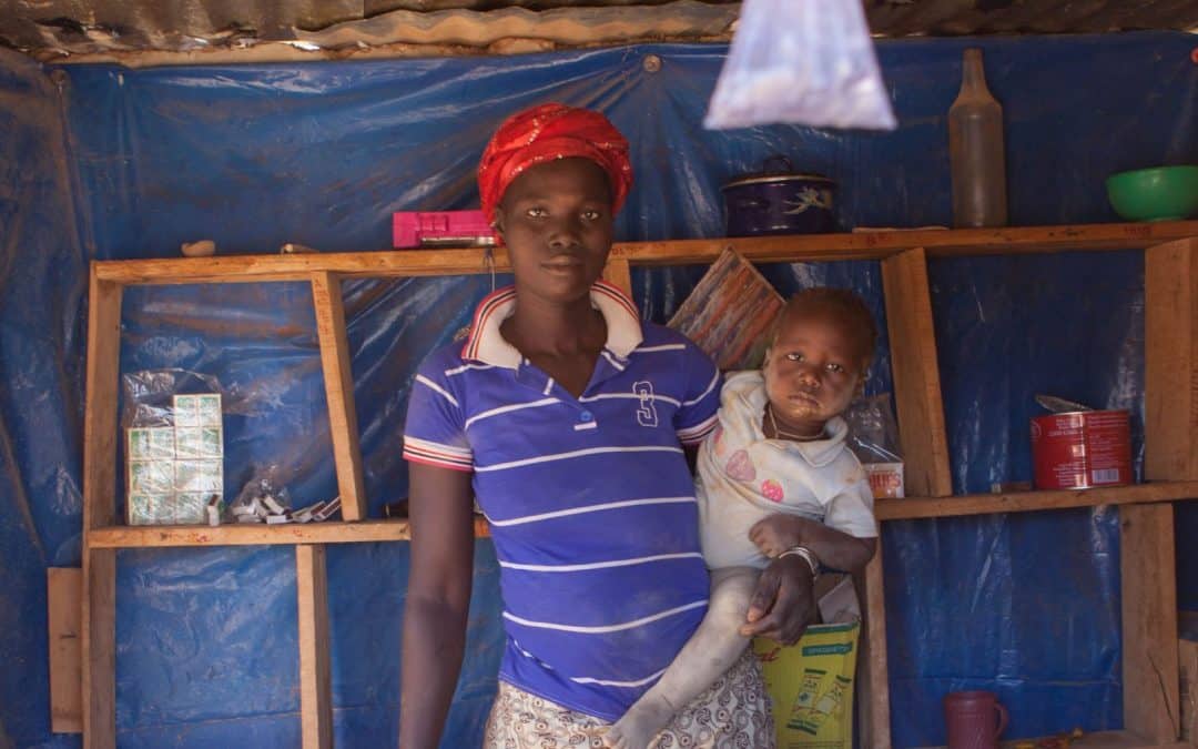 Une mère et son enfant dans leur maison au Burkina Faso