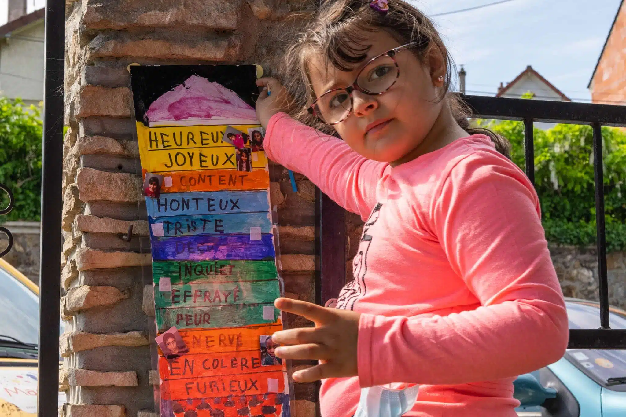 A little girl plays as part of the Chemins d'Enfances educational workshops.