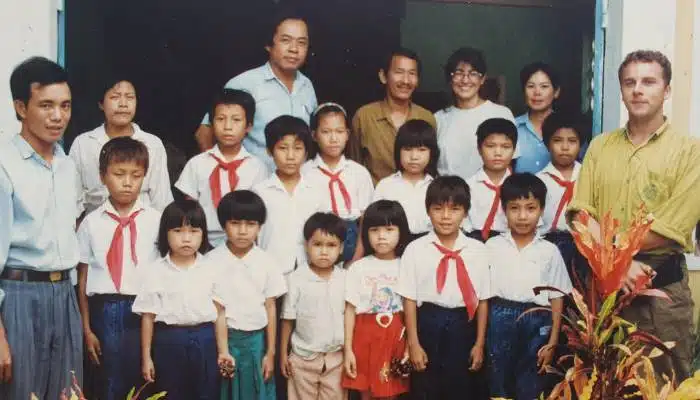 Robert Holland avec une classe d'élèves à Nha Trang au Vietnam en 1994