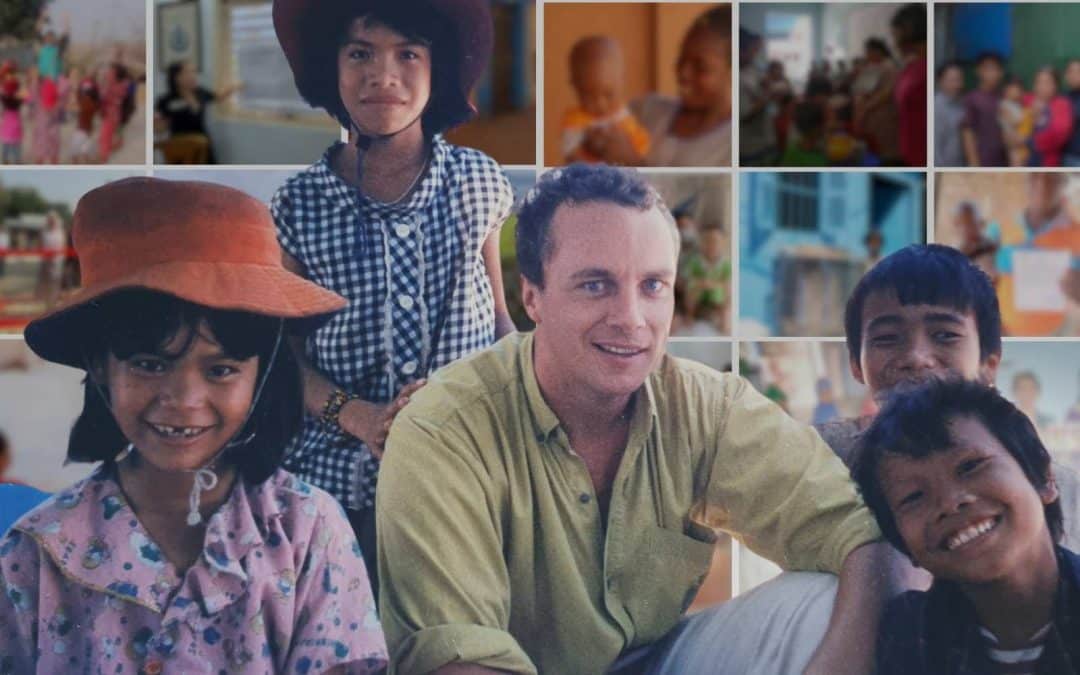 Portrait de Robert Holland avec des enfants au Vietnam