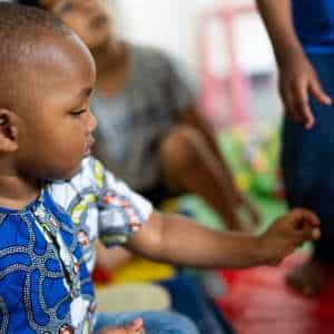 Un bébé joue pendant un atelier