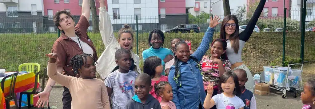 un groupe d'enfants en atelier en 2024