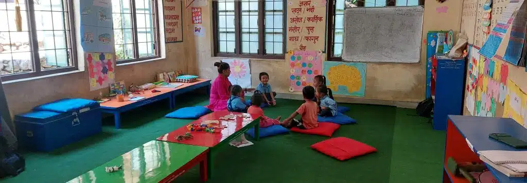 Anita et ses élèves dans la classe maternelle Rainas au Népal