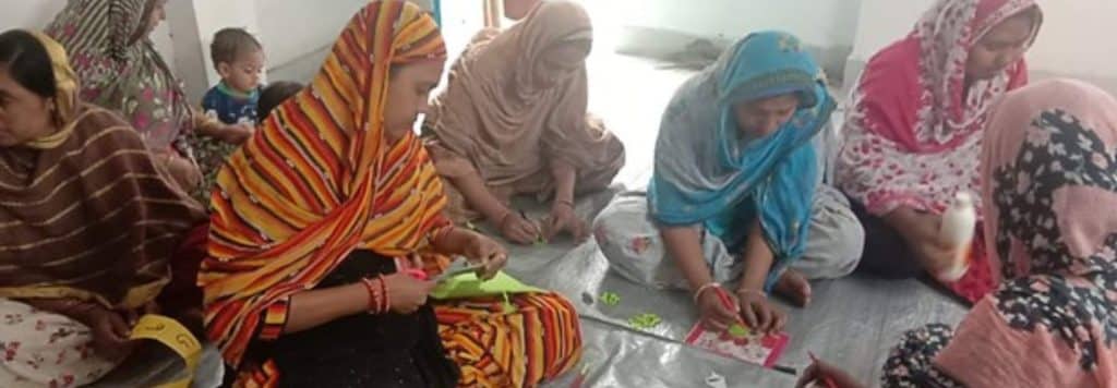 Des mères en atelier de formation pour fabriquer du matériel pédagogique