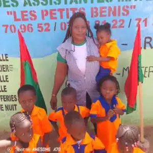 Assistante maternelle de la crèche Les petits bénis au Burkina Faso