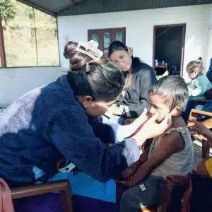 Visite médicale à l'école au Népal