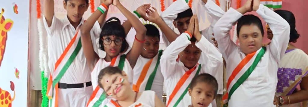 Des enfants à besoins spécifiques accueillis dans le centre Charaibeti en Inde
