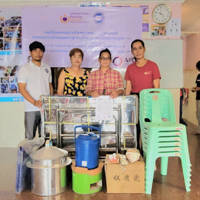 distribution-materiel-microentreprise-HaLI_PEED Matériel reçu par une entrepreneure au Cambodge